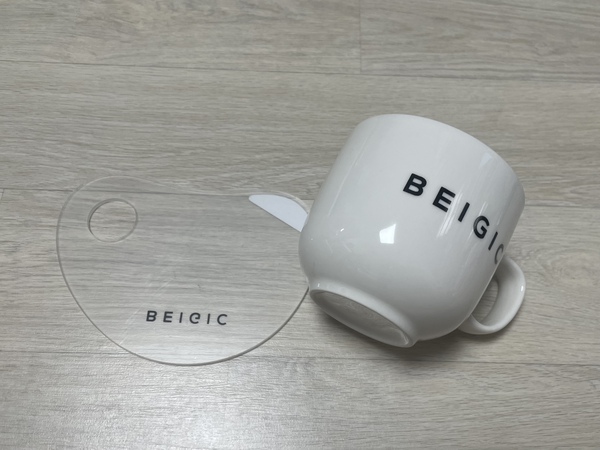 팔레트와 컵 사진