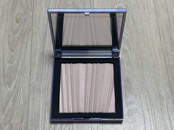 나스 아우라 일루미네이팅 페이스 & 바디 파우더 팬 색