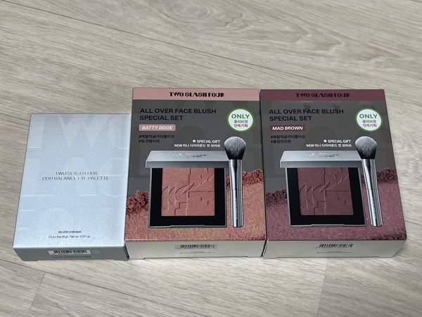 투슬래시포 홀리데이 2025 팔레트, 블러쉬 상자 사진