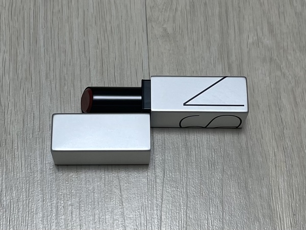 나스 소프트 매트 틴티드 립 밤 케이스 사진