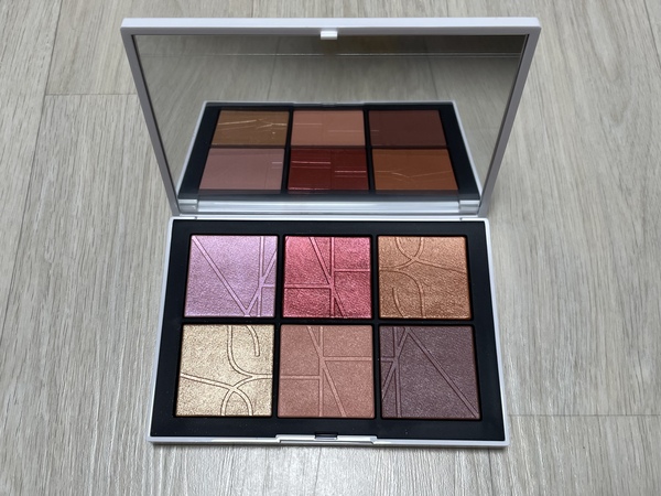 나스 올 댓 글리터스 라이트 리플렉팅 치크 팔레트 팬 색