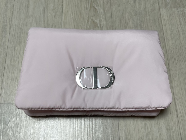 디올 파우치 사진