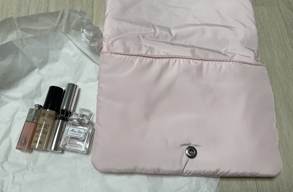 디올 파우치 내용물