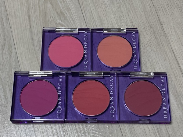 어반디케이 블러쉬 팬 색