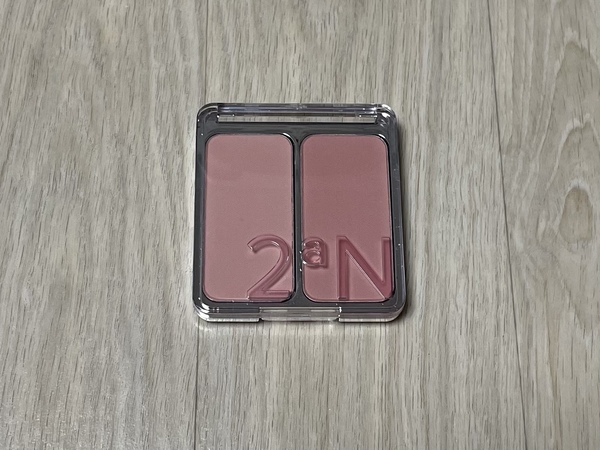 투에이엔 블러셔 팬 사진